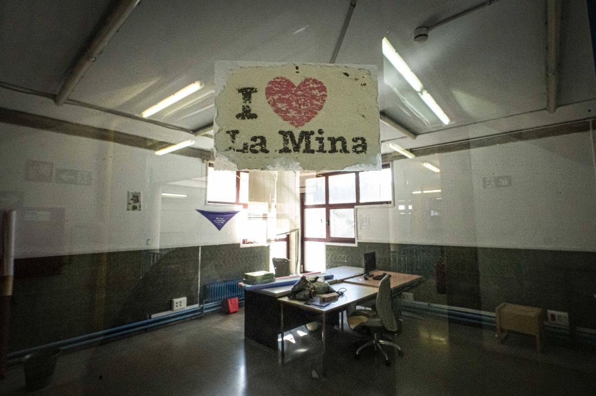 Barcelona, 30/01/2026 Barcelona. El Casal Cívic de La Mina cierra este viernes y es el primer edificio que empieza a reformarse dentro del plan de transformación del barrio anunciado por Illa (la gente del Casal estará por la mañana terminando de recoger; os esperan entre las 10:00 y las 13:00 y también podréis hacer fotos por dentro. Han hecho alguna pintada reivindicativa y familias y niños también han escrito mensajes en paredes y puertas). AUTOR: MANU MITRU