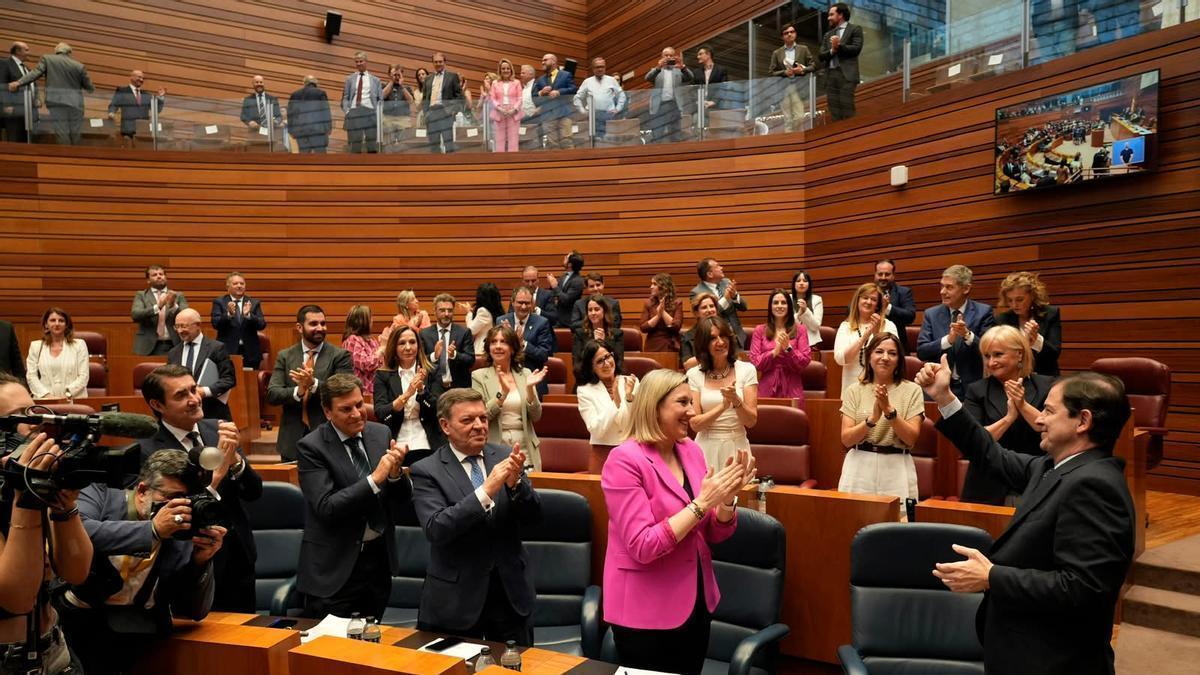 Mañueco saluda a la bancada tras ser investido presidente en presencia de Blanco y García.
