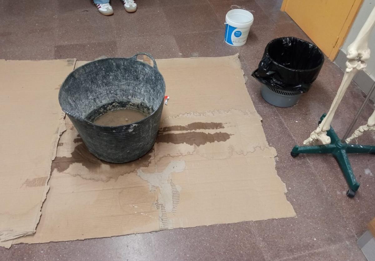 Goteras y filtraciones afectan a aulas y laboratorios de todos los departamentos.