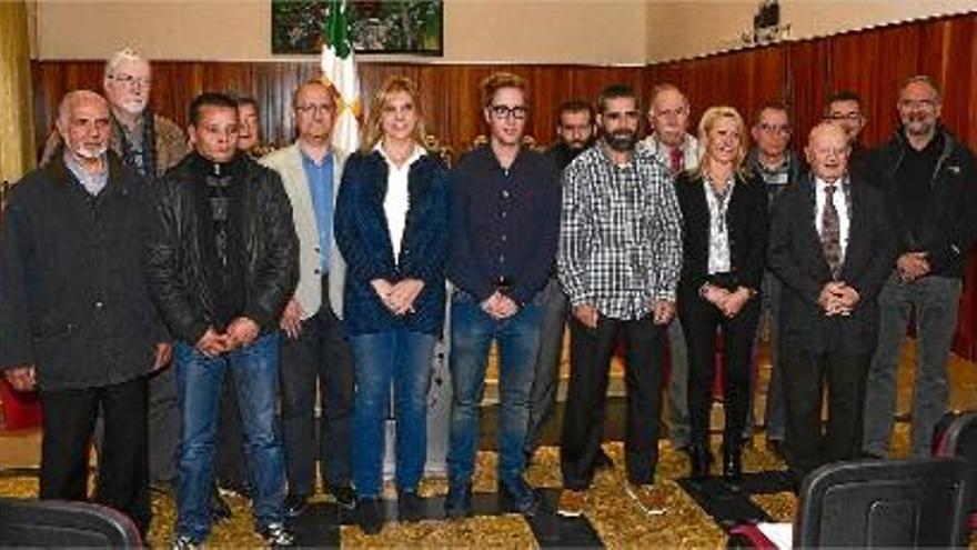 Representants de comunitats religioses, l&#039;alcaldessa, Marta Felip, i el regidor d&#039;Acció Cívica, Jordi Masquef -al centre- i la regidora del PP, M. Àngels Olmedo -segona per la dreta en la presentació del document.