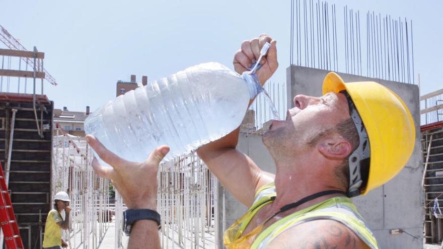 Imatge d&#039;arxiu d&#039;un obrer de la construcció un dia de calor