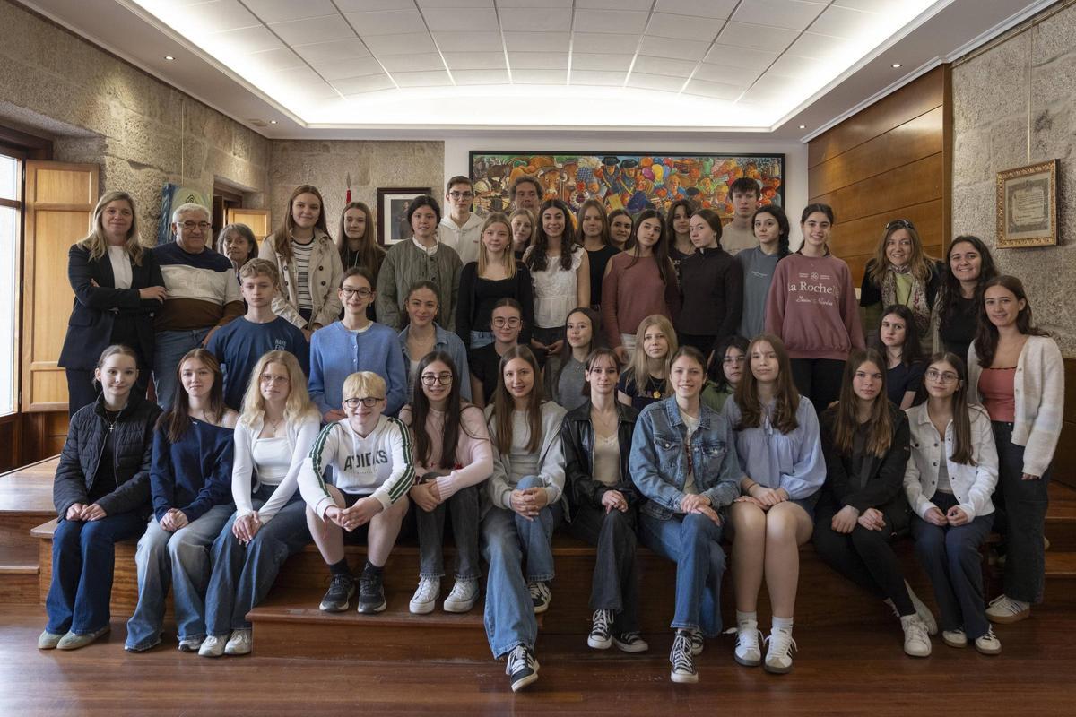 La foto de familia en la sala de plenos del concello de O Carballiño