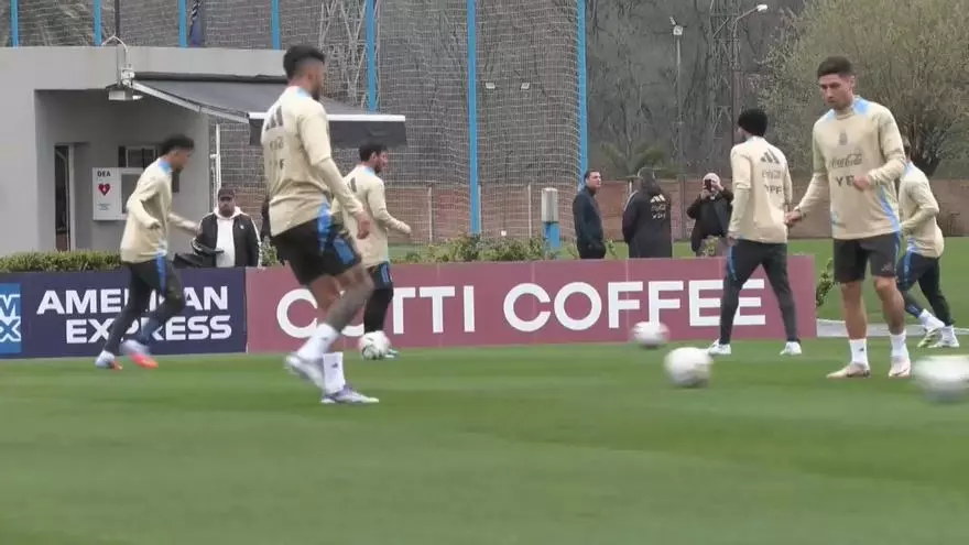 Argentina entrena bajo la lluvia con incertidumbre por Mac Allister y Otamendi