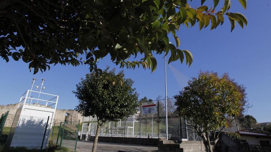 A la izquierda, la estación de control de la contaminación de Santa Bárbara.