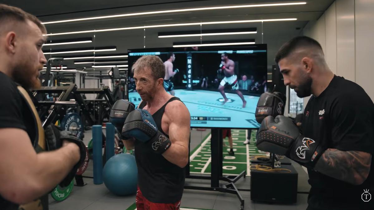 Ilia Topuria, junto a Pablo Motos y su entrenador Javi Climent