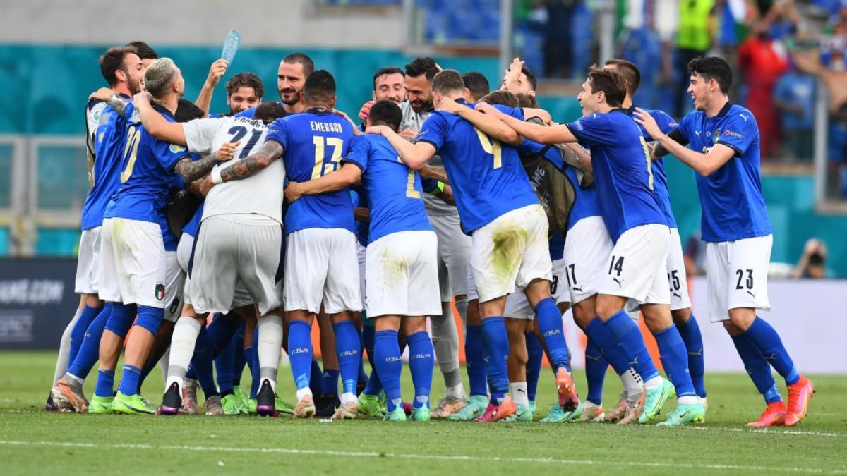 La selección italiana celebra su pase a octavos
