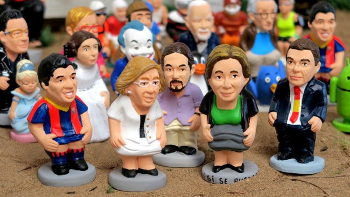 De izquierda a derecha, Luis Suárez, Manuela Carmena, Pablo Iglesias, Ada Colau y Pedro Sánchez, en versión 'caganer'.