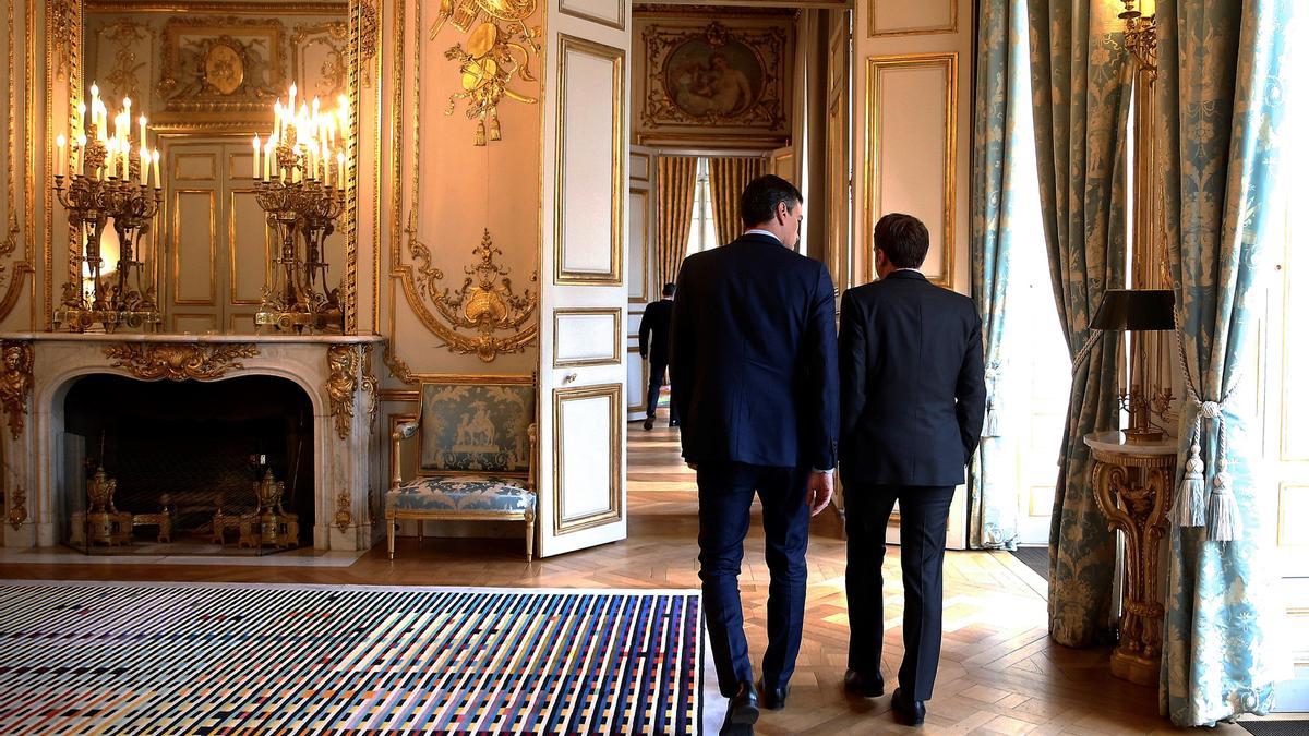 El presidente español, Pedro Sánchez, y el presidente francés, Emmanuel Macron, en el palacio del Elíseo.