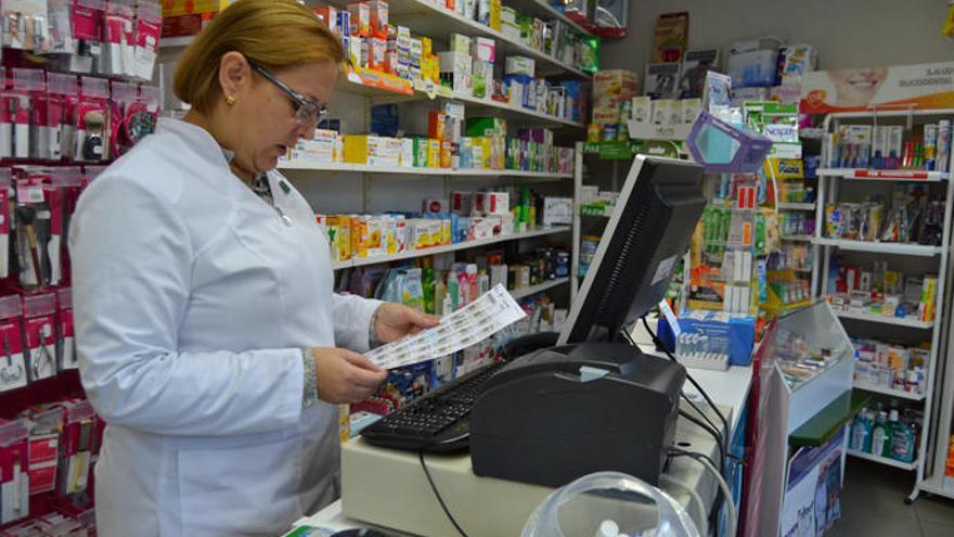 Una farmacia con receta electrónica // A.S.