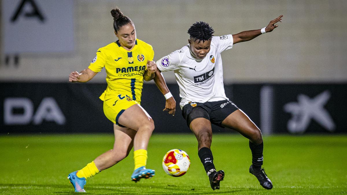 Duelo entre el Villarreal Femenino y el Valencia Femenino en el primer partido de la final de Playoff