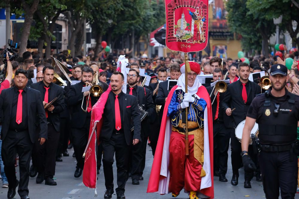 Millones de papelitos sobrevolaron a los miles de eldenses que se apiñaron cerca del castillo de Embajadas para escuchar y cantar el pasodoble Idella, que marca el comienzo de las fiestas