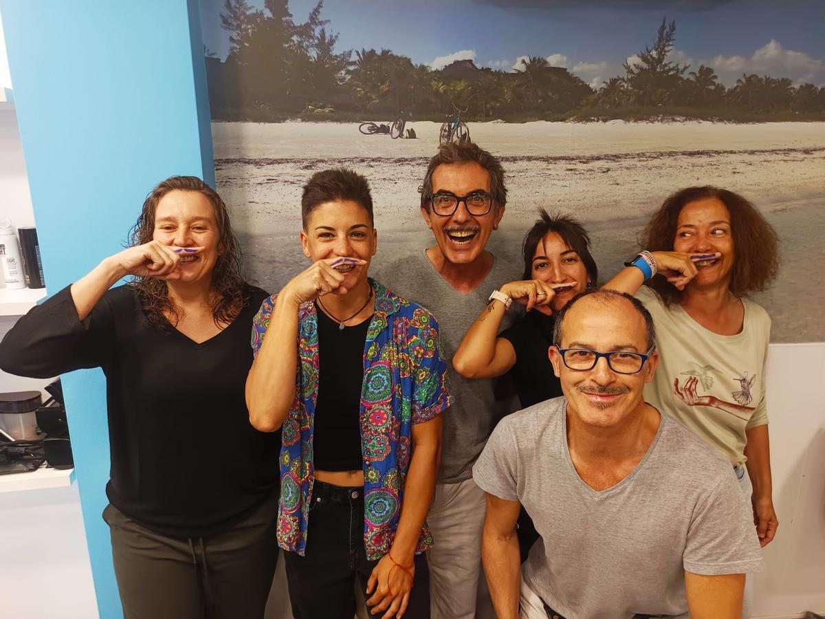 Sobre estas líneas, clientas de Busi & Vicens Peluqueros apoyan el Movember en compañía de los propietarios de este establecimiento