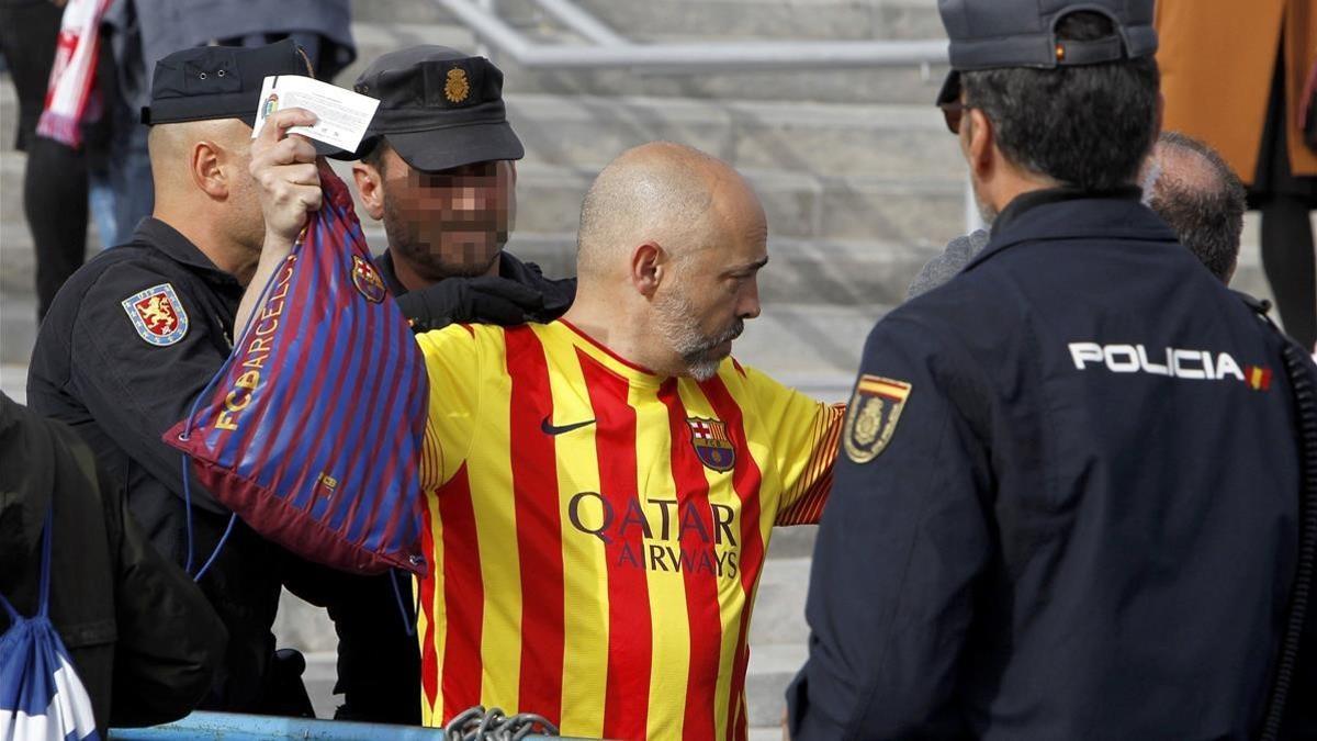 Inspección en el acceso al partido de final de Copa, este sábado.