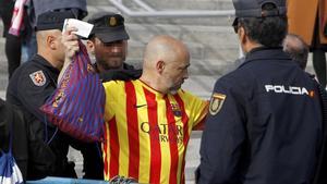 Inspección en el acceso al partido de final de Copa, este sábado.