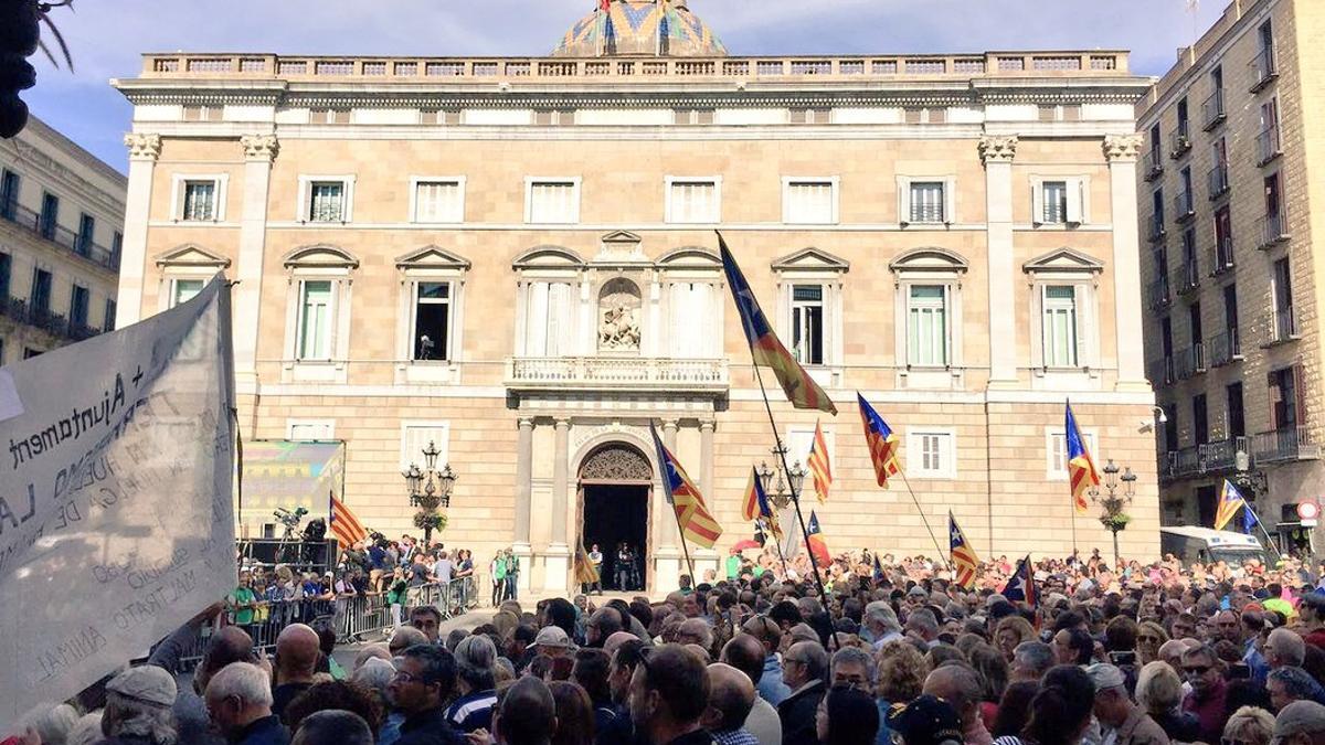 Concentración en la plaza de Sant Jaume en defensa de los alcaldes investigados por el referéndum del 1-O.