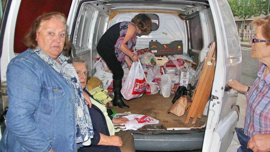 Una furgoneta llena de alimentos para el comedor recogidos en el festival del kilo.