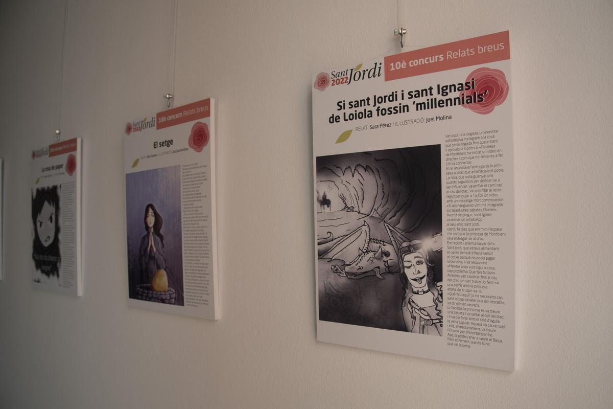 Relats i il·lustracions d'una edició anterior del concurs, exposats a l'Espai Jove Joan Amades de Manresa
