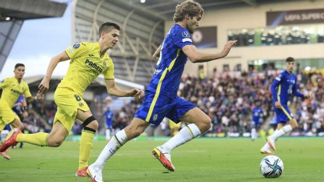 Foyth persegueix Marcos Alonso en la final de la Supercopa d’Europa del 2021 | PETER MORRISON/ AP