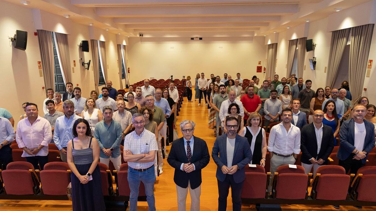 El presidente de la Diputación, Salvador Fuentes, en el centro, junto a miembros de su equipo y alcaldes y representantes de los ayuntamientos de la provincia.