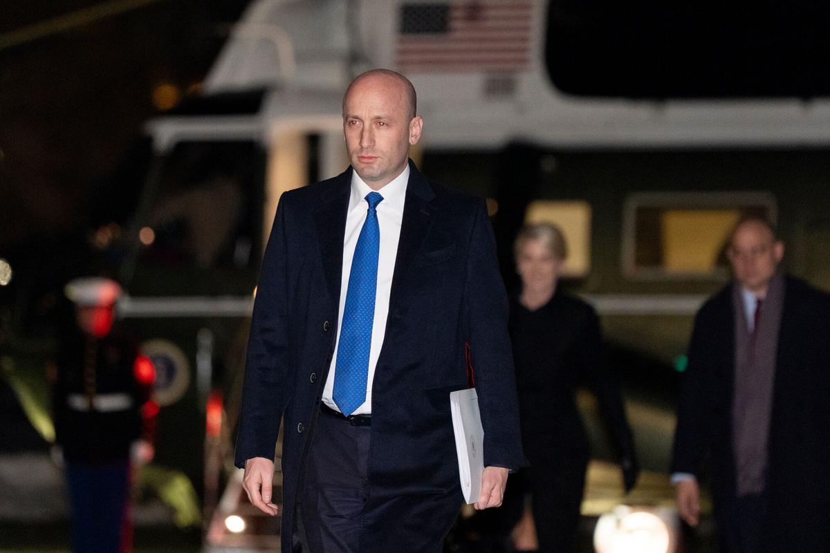 El principal asesor de inmigración de la Casa Blanca, Stephen Miller, y jefe adjunto de Gabinete del presidente de EEUU, Donald Trump, a su llegada a la casa Blanca.
