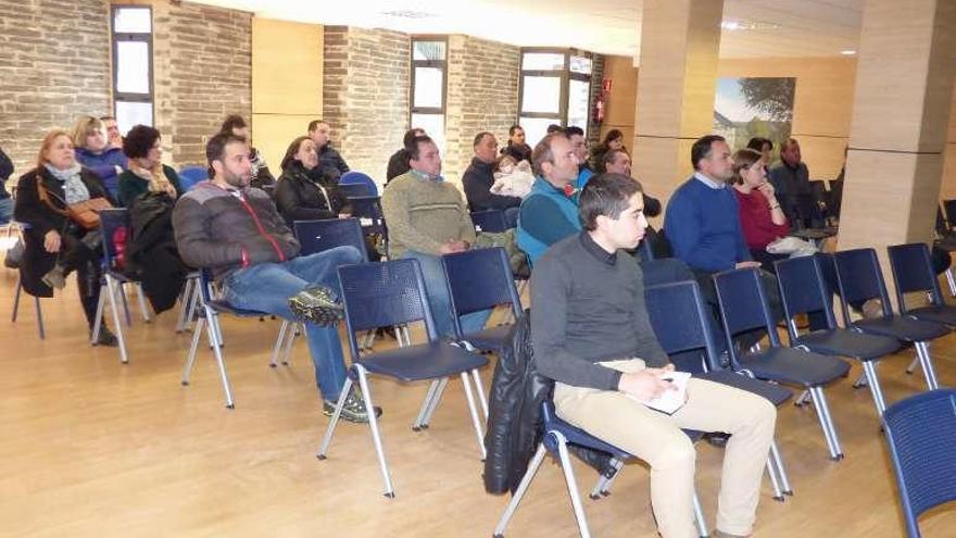 Asistentes a la charla sobre ayudas Leader en Pola de Allande.