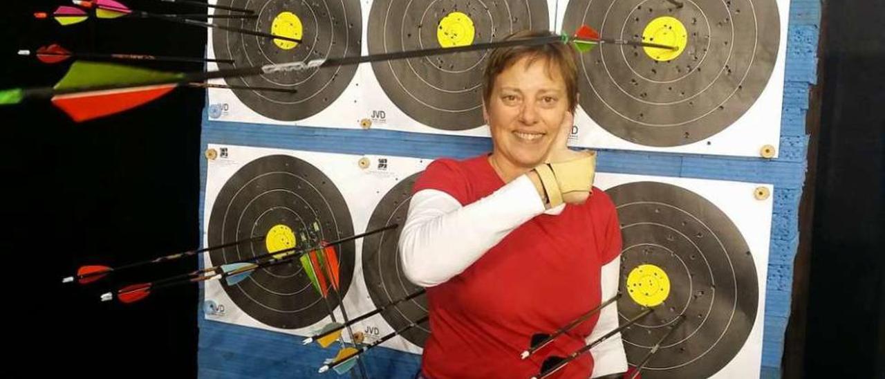 Carmen Fernández, posando junto a las dianas.