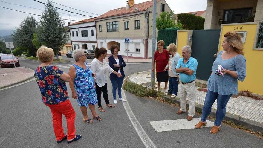 Algunos vecinos de Estrigueiras durante reunión para abordar el estado del barrio. // Gustavo Santos