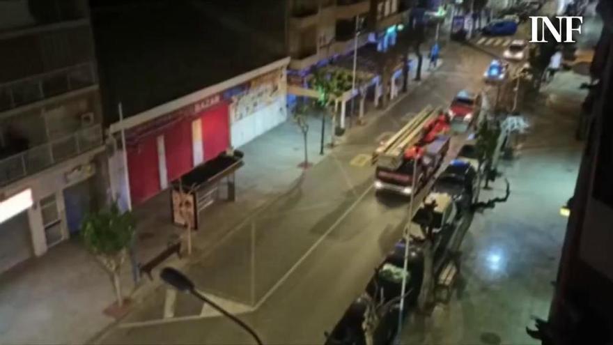 Policía Local, Guardia Civil y Bomberos cruzan el centro de Sant Joan mientras suenan los aplausos desde los balcones