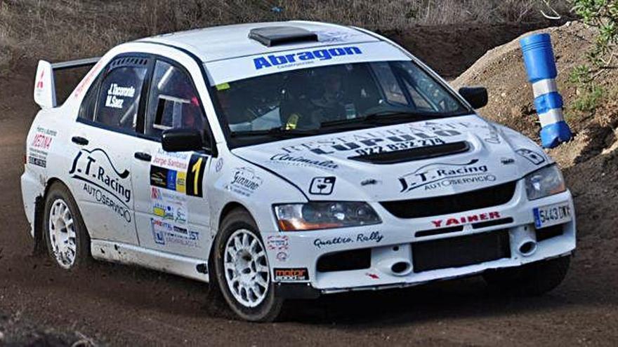 Jesús Tacoronte y Mariola Sáez con EVO-IX, en acción en el circuito de la Ciudad Deportiva Islas Canarias.