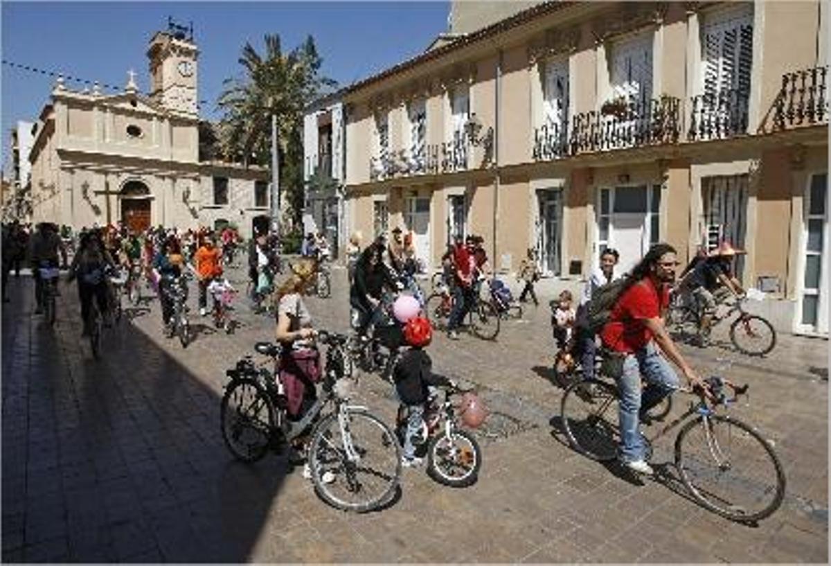 Salida de la marcha en bicicleta por el barrio, ayer, desde la plaza de Benimaclet.