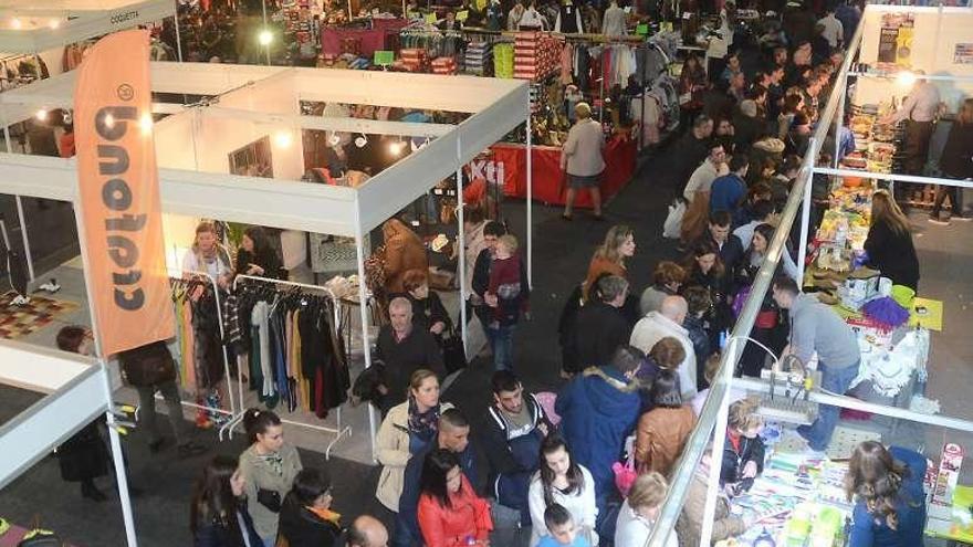 El público recorre los &quot;stands&quot; de la feria, ayer. // Rafa Vázquez