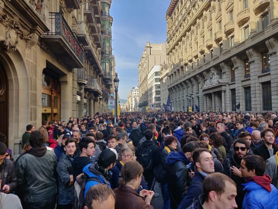 Tensió i enfrontaments entre Mossos i manifestants al centre de Barcelona