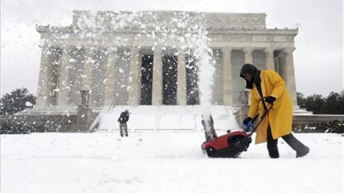 Tareas de limpieza de nieve en el memorial Lincoln de Washington.