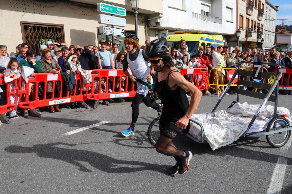 "Os Rompecolchóns 2.0" se impone en una carrera de camas de Meaño que deja espectaculares imágenes