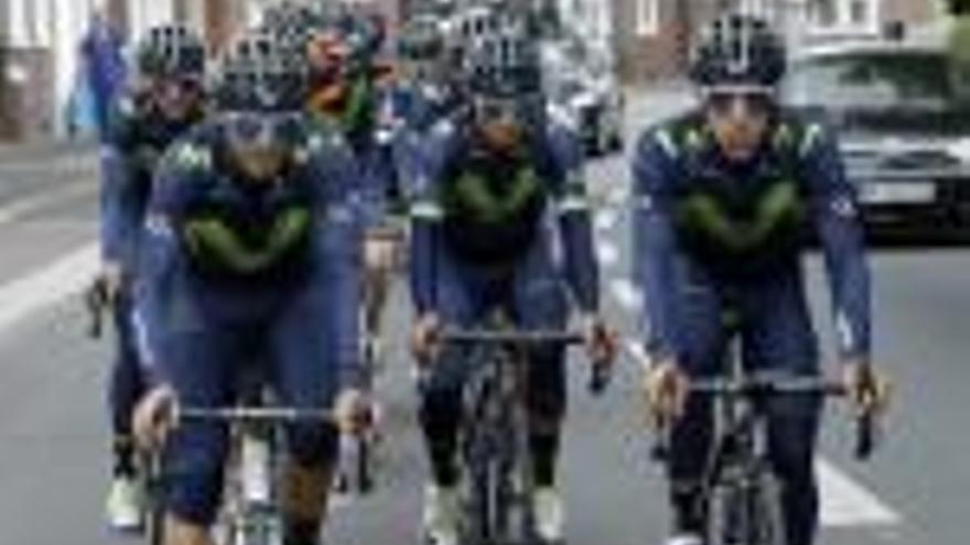 Quintana, Valverde i la resta del Movistar ahir a Düsseldorf.