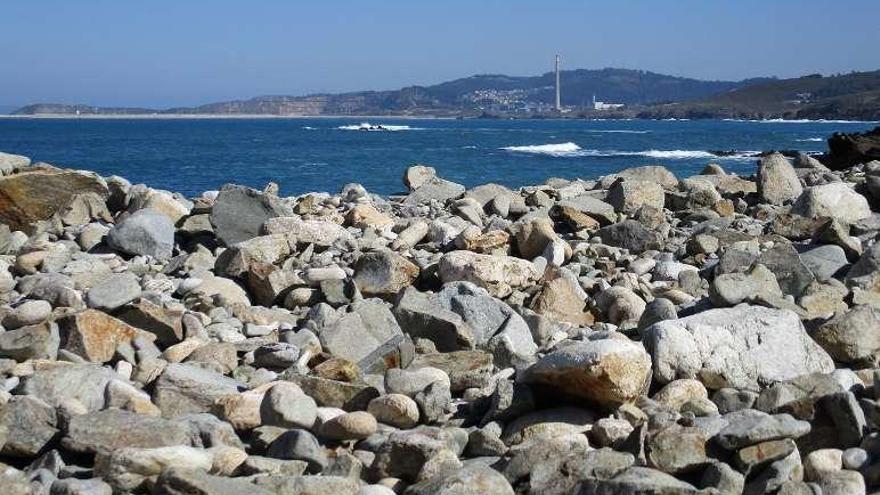 Rocas cubren la playa de O Reiro.