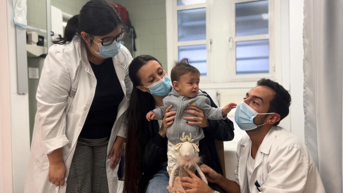 Aylén, en brazos de su madre Ainara, fue vacunada contra la gripe en el centro de salud de A Cuña.