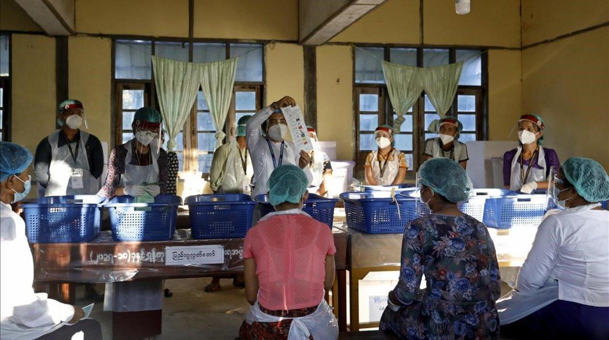 zentauroepp55801623 yangon  myanmar   08 11 2020   election officials count the 201108145912