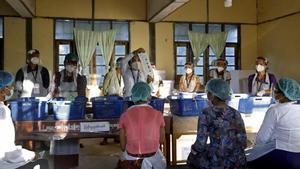 Votaciones en un colegio electoral de Yangon.