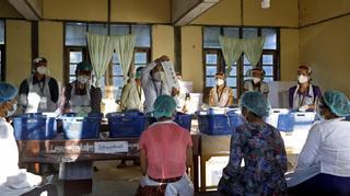 Birmania vota en masa para revalidar en el cargo a Suu Kyi
