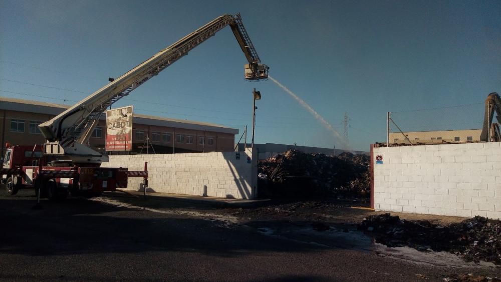 Los bomberos continúan sofocando el incendio en el polígono de Carrús