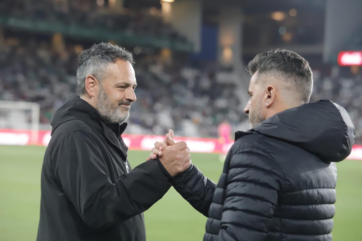 David Navarro saluda a Iván Ania, entrenador del Córdoba, tras el partido.