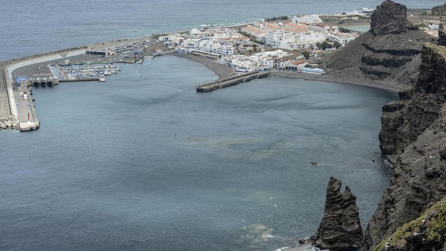 Vista de Las Nieves, con el muelle viejo a la derecha de la imagen, en la ensenada del Dedo de Dios, y a la izquierda el puerto. | lp/dlp