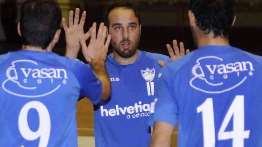 Fabián, Tojo y Moro, tres de los pilares del equipo estradense, celebran un gol.  // Bernabé