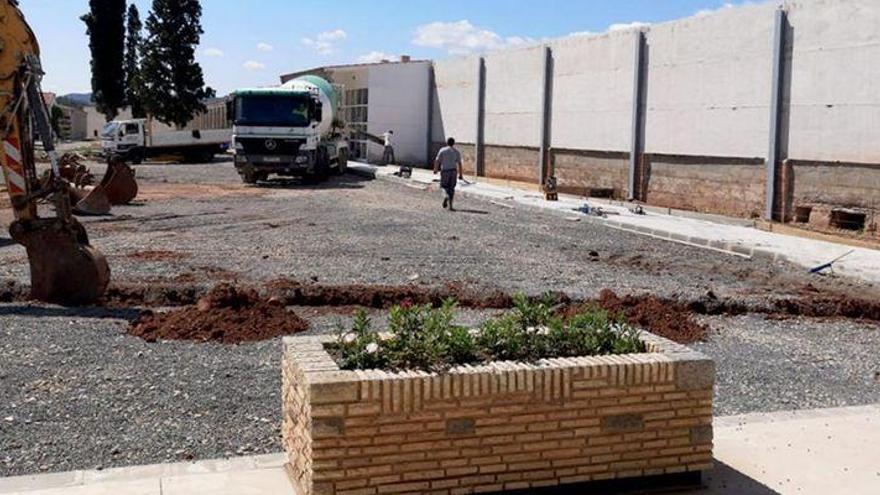 La Vall inicia la construcción de 168 nuevos nichos para el cementerio