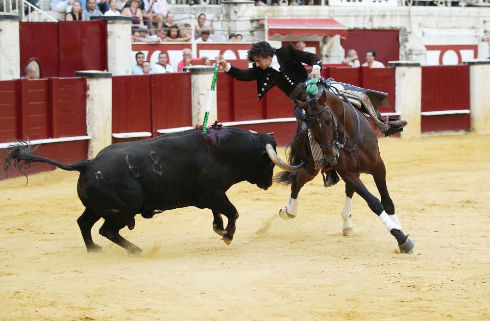 Diego Ventura abre la última Puerta Grande de la Feria