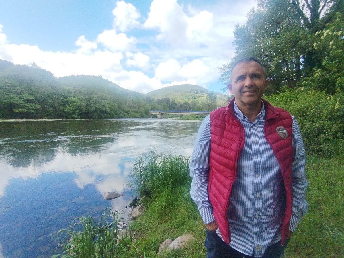 El presidente de la Sociedad de Pescadores "Las Mestas del Narcea" a la altura del puente de Cornellana, en Salas.