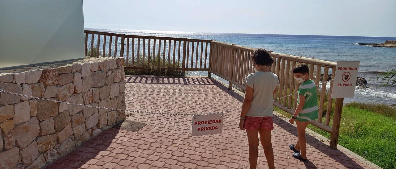 El paseo peatonal «privatizado» en la cala de l’Almadrava, en una imagen de la pasada semana. |