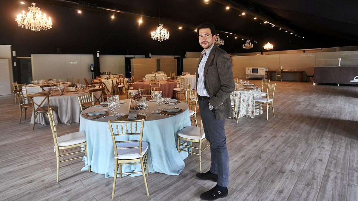 Rafael Cebrián, en uno de los salones de El estudio de Ana, en Puente Tocinos.  ISRAEL SÁNCHEZ