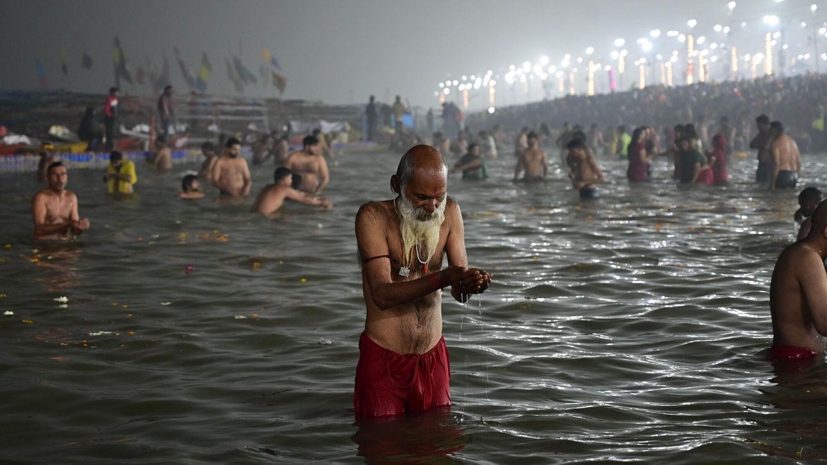 13 January 2025, India, Prayagraj: Los devotos hindúes toman un baño sagrado en las aguas de Sangam, la confluencia de los ríos Ganges, Yamuna y Saraswati, en el primer día de la peregrinación hindú masiva Maha Kumbh Mela..